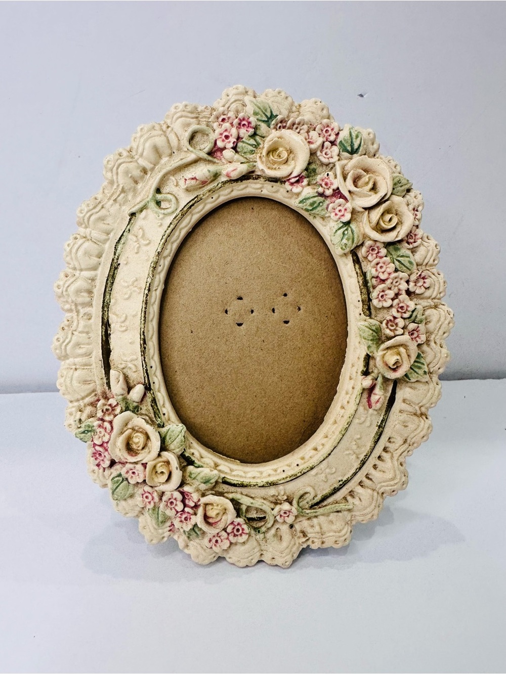 Vintage-Style Cream Floral Resin Oval Photo Frame